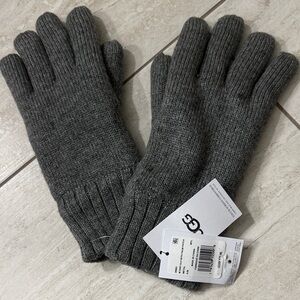 UGG Charcoal Knit Gloves..Men’s size S/M knit glove with palm patch ..NWT
